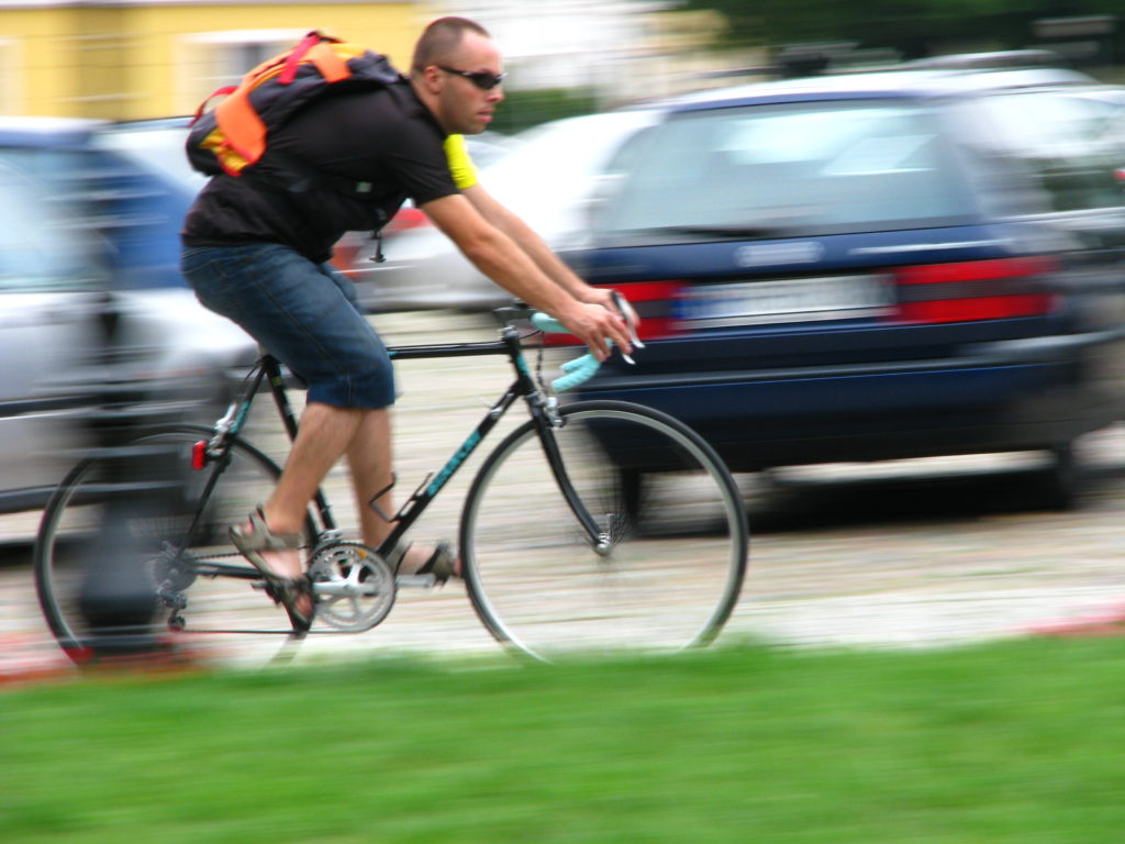 bicicletta in senso contrario al traffico